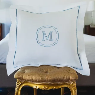 Cojines blancos decorativos